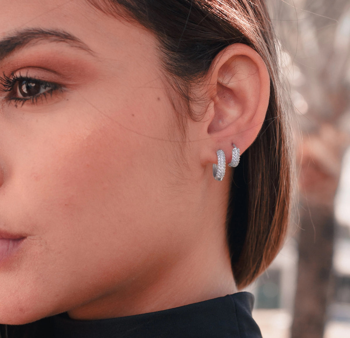 ARGOLA PRATA ABAULADA ZIRCÔNIAS