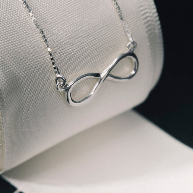 INFINITE SILVER THREAD NECKLACE