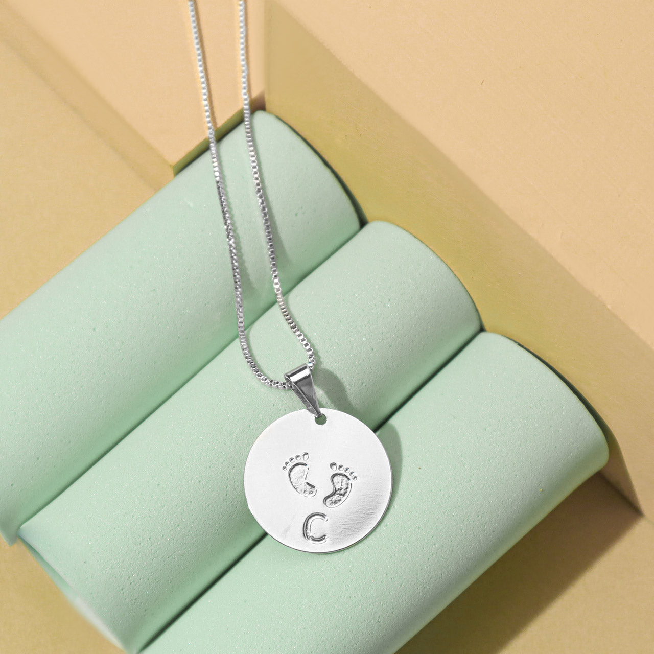 COLAR CHAPA COM PEZINHO E INICIAL