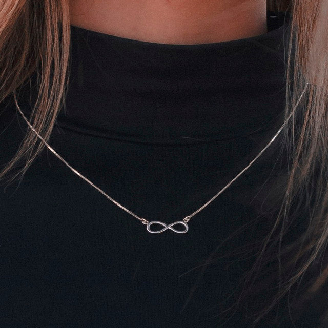INFINITE SILVER THREAD NECKLACE