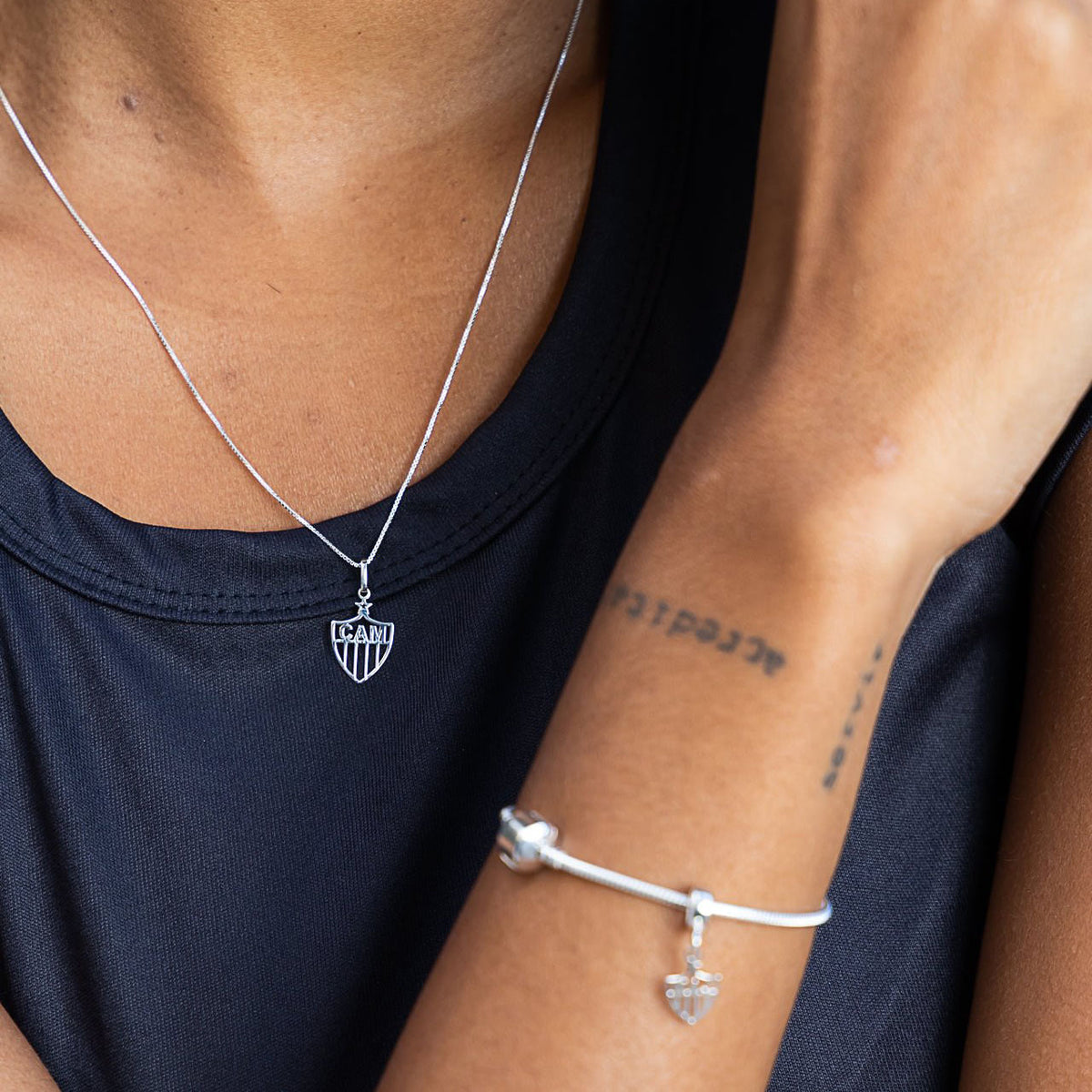 PINGENTE ESCUDO VAZADO ATLÉTICO - 1CM