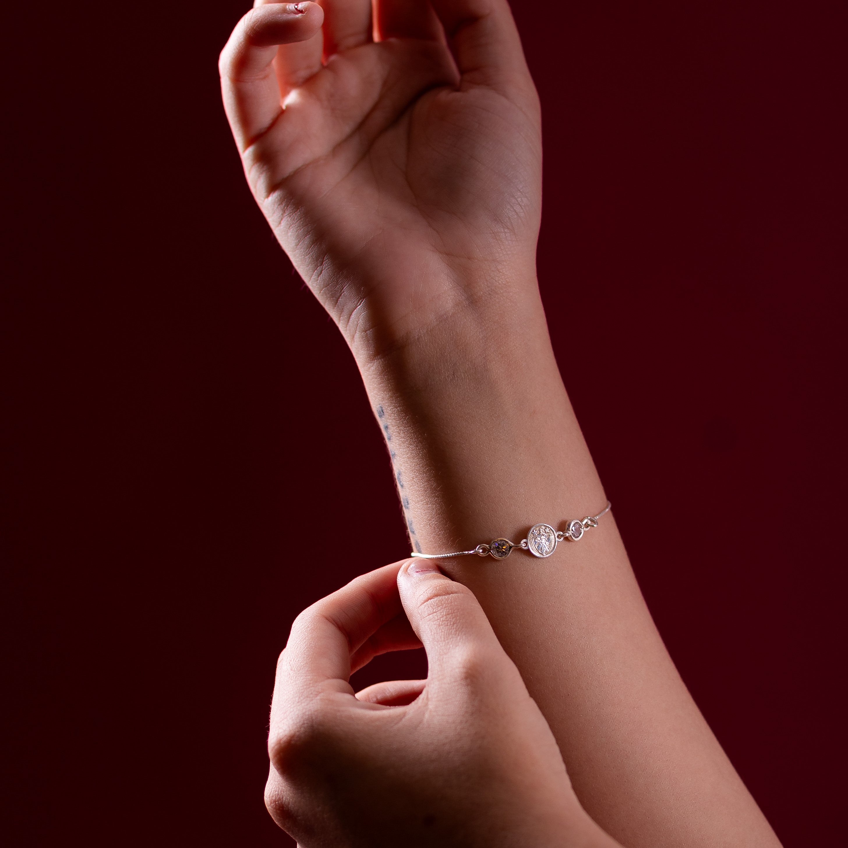 PULSEIRA ESCUDO E ZIRCÔNIAS SPORT