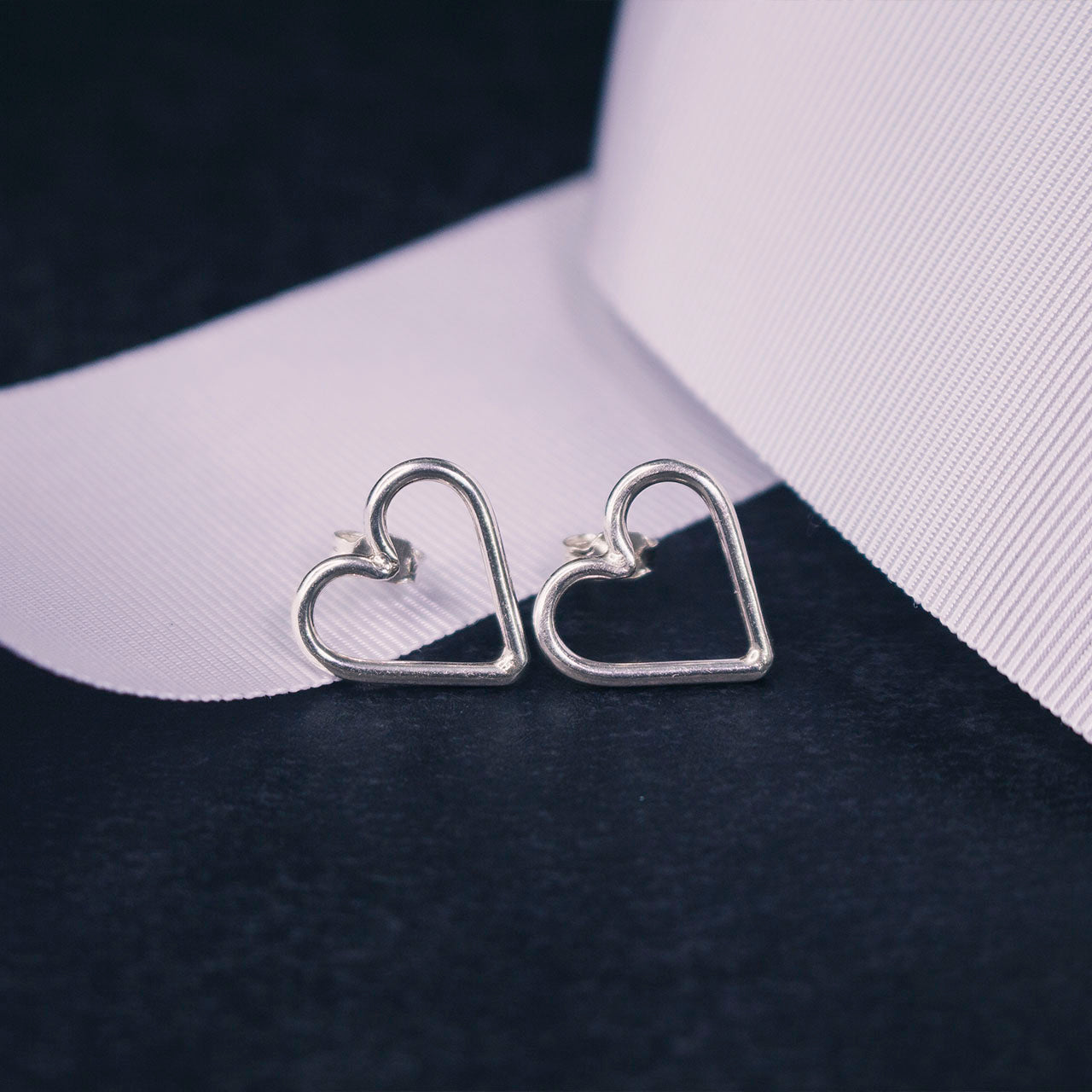 SILVER THREAD HEART EARRING