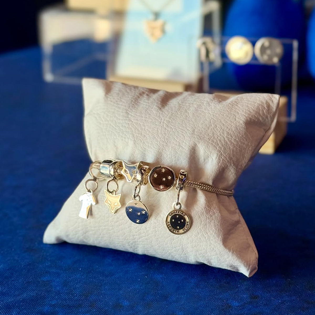 PULSEIRA COM BERLOQUES MAIS UM BERLOQUE ÚNICO DO CRUZEIRO