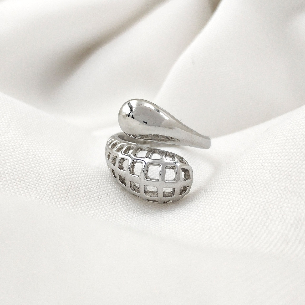 Anel Cabeça de Cobra Vazado Atemporal