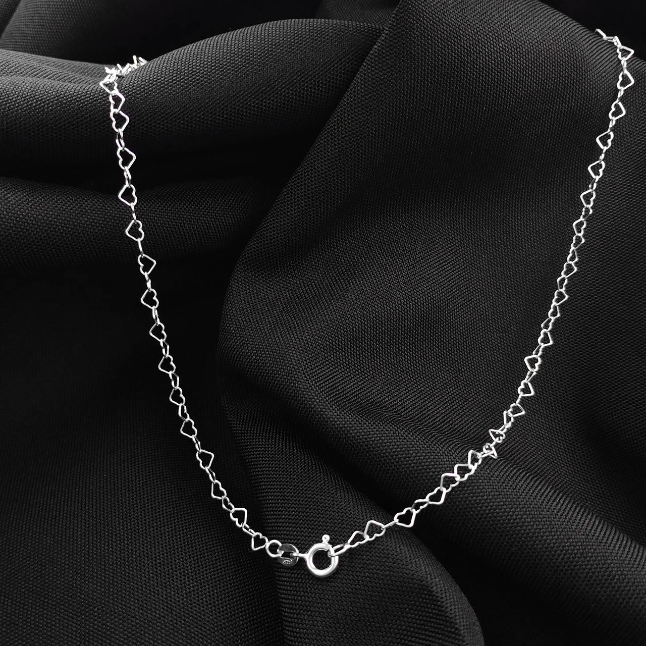 CORDÃO DE PRATA EM ELOS DE CORAÇÕES