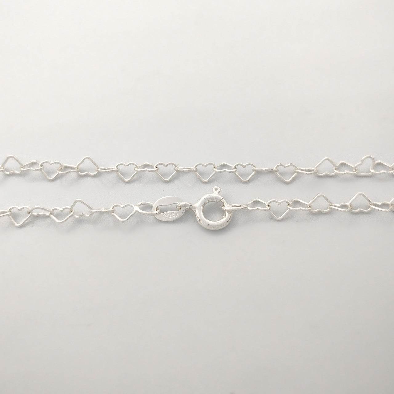 CORDÃO DE PRATA EM ELOS DE CORAÇÕES