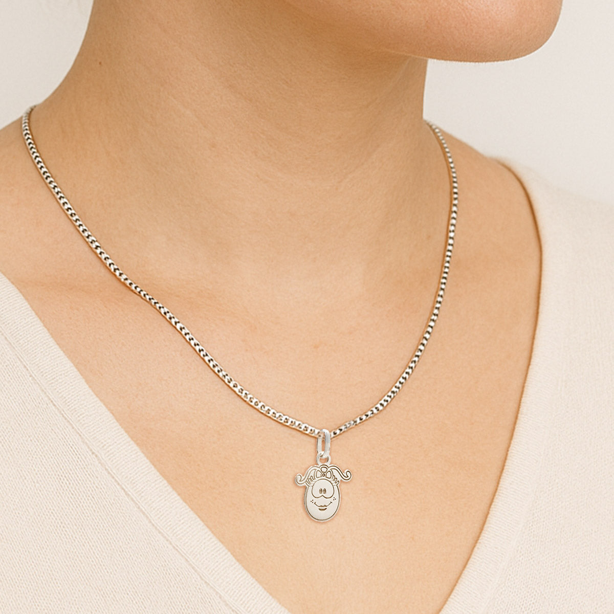 PINGENTE DE PRATA FANIQUITA SORRINDO
