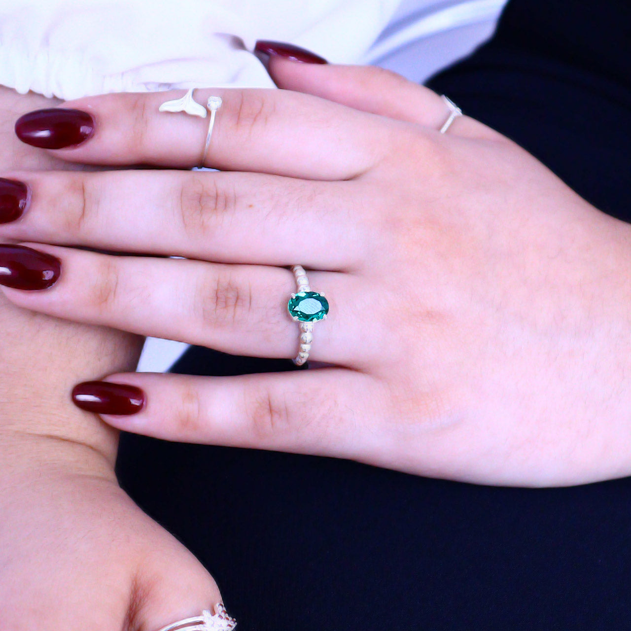 ANEL OVAL VERDE BOLINHA