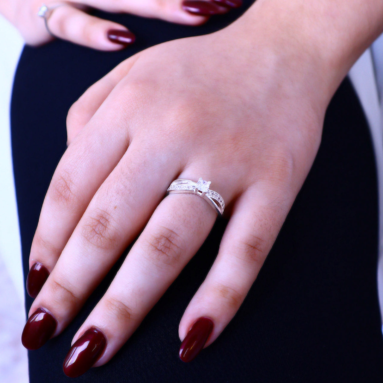 ANEL SOLITÁRIO ONDAS COM ZIRCÔNIAS