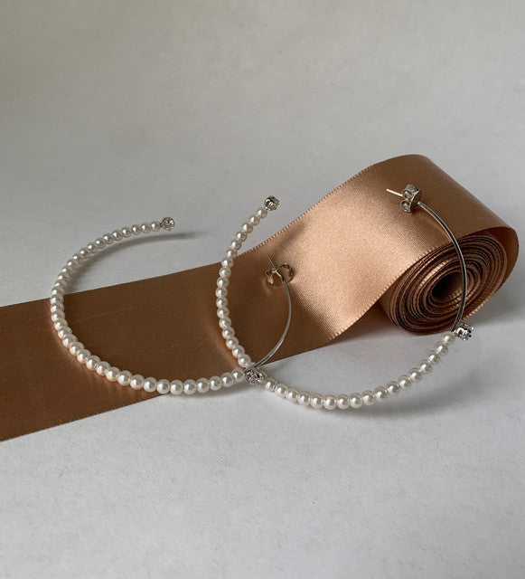 ARGOLA FOLHEADO COM PÉROLAS E ZIRCÔNIA ÚNICA