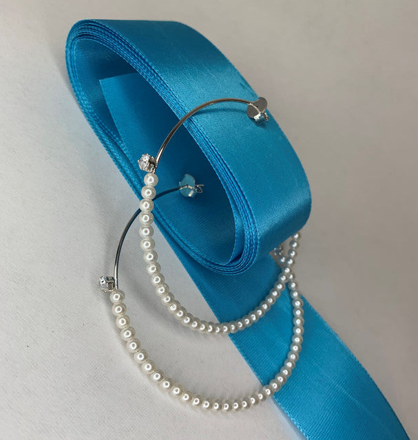 ARGOLA FOLHEADO COM PÉROLAS E ZIRCÔNIA ÚNICA